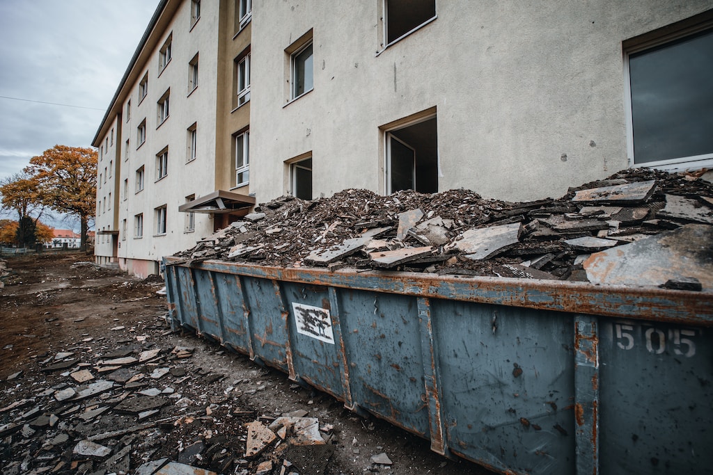 Budujesz, lub remontujesz dom? Wynajmij kontener na gruz