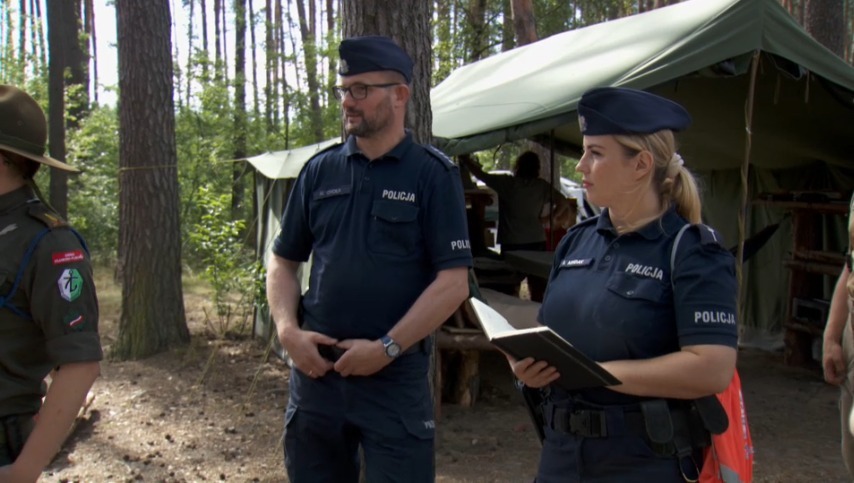 Policjanci kontrolują obozowiska harcerskie