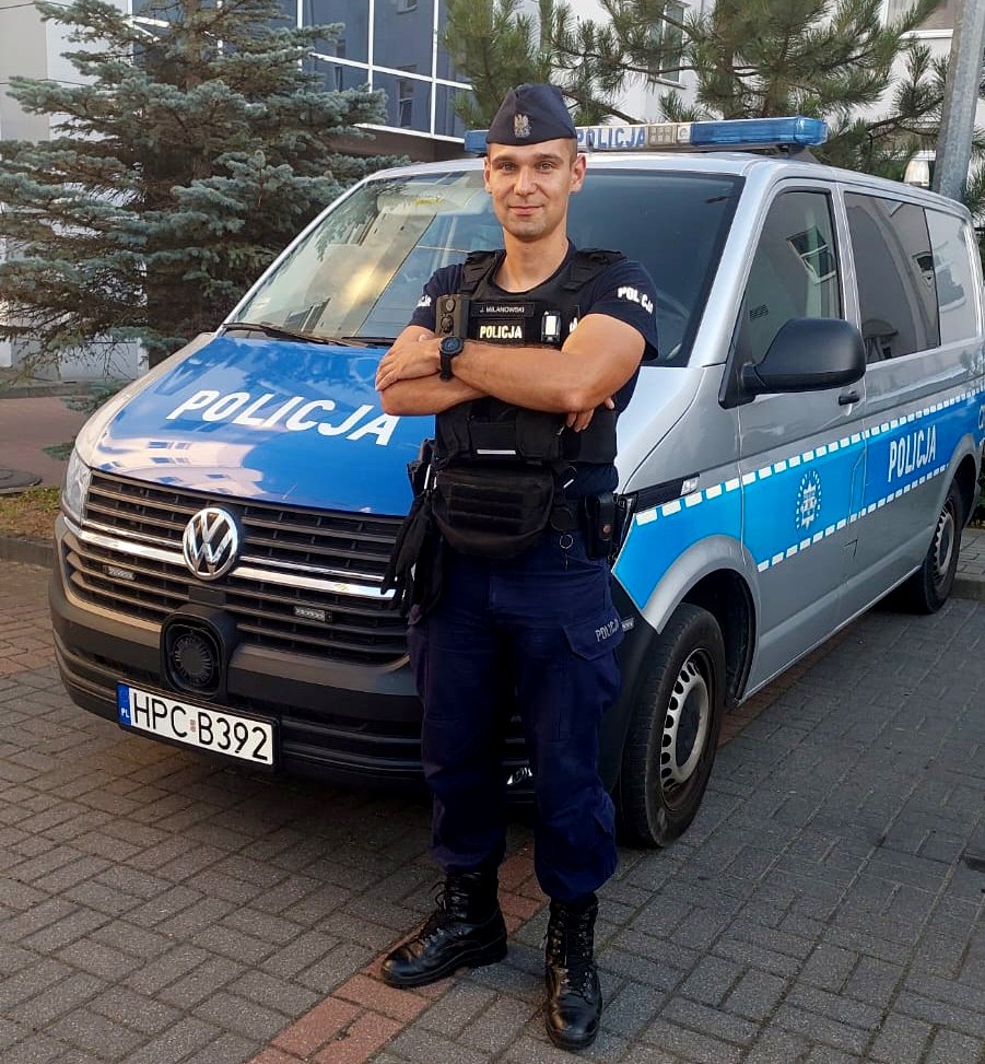 Policjant w czasie wolnym od służby pomógł 7-letniej dziewczynce i jej o 3 lata młodszej siostrze