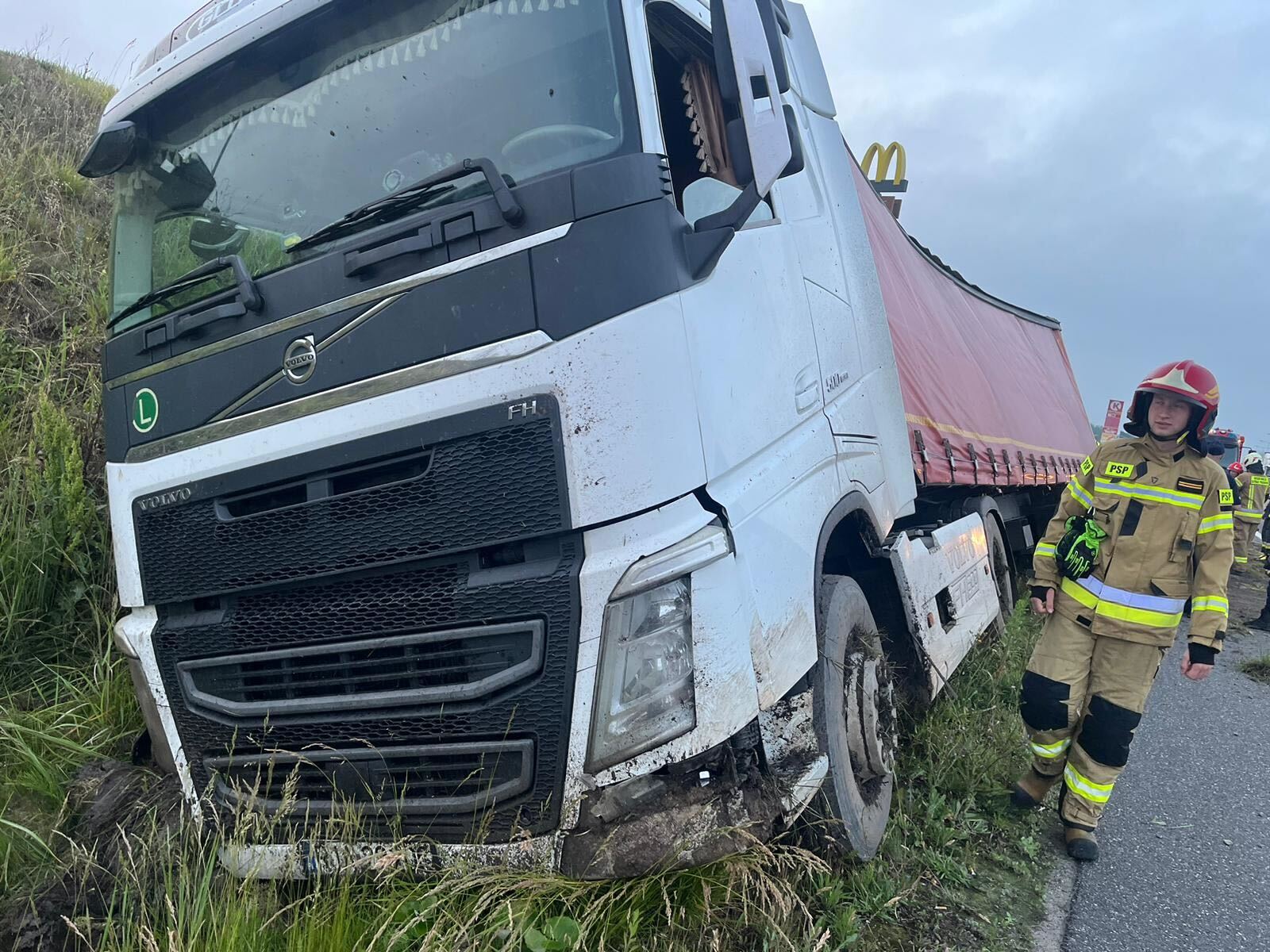 Incydent na autostradzie A1: Samochód ciężarowy z piwem pochylony na bok