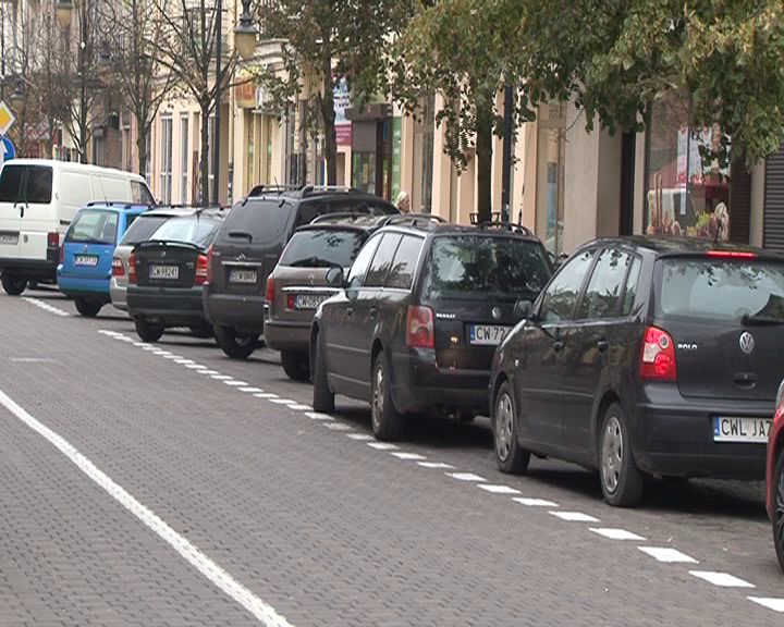 Aut przybywa, a parkingów ubywa… W centrum coraz mniej miejsca!