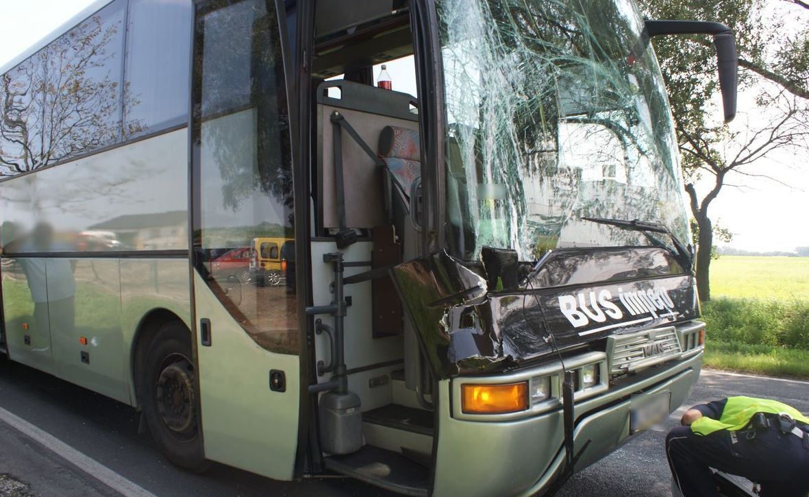 Autobus uderzył w tira. Dzieciom nic się nie stało!