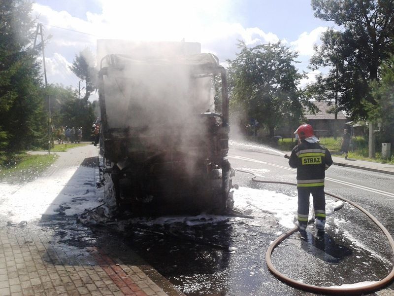 Ciężarówka się paliła, a pijany kierowca spał w rzepaku