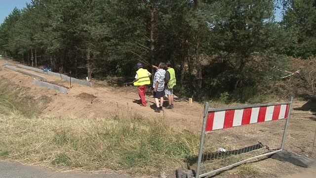 Firma z Lubania buduje chodnik w Skępem. Film!