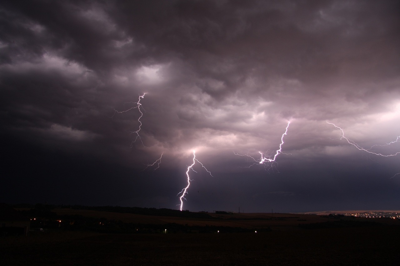 Ostrzeżenia Meteorologiczne dla Województwa Kujawsko-Pomorskiego: Burze i Upały