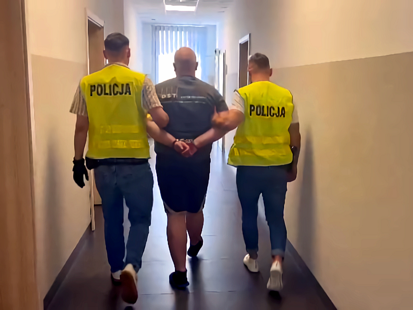 Policjanci zatrzymali 32-latka odpowiedzialnego za dewastację samochodów