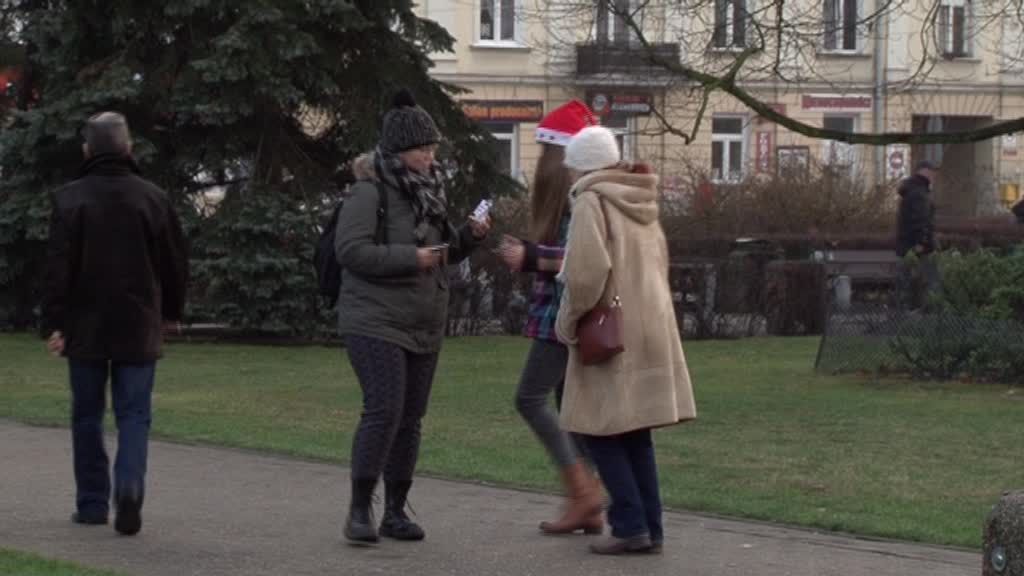 Młodzież z Klubu Łęg rozdawała włocławianom świąteczne pierniki