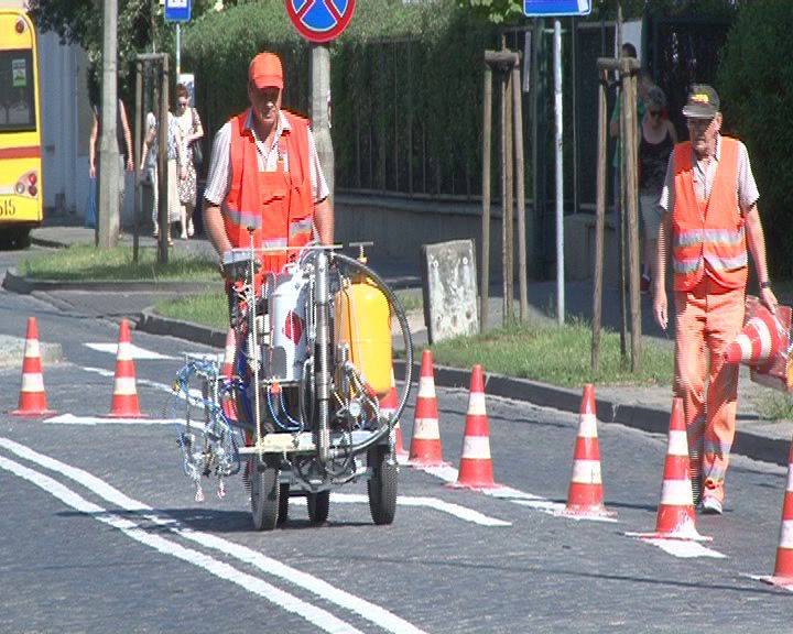 MZUKiD odświeża poziome znaki drogowe, kierowcy skarżą się na utrudnienia