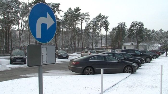 Pacjenci nie mają gdzie zostawić aut przy szpitalu. A parking dla pracowników zieje pustką…