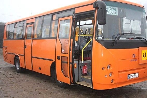 Pijany kierowca uderzył w wiatę szkolnego przystanku autobusowego