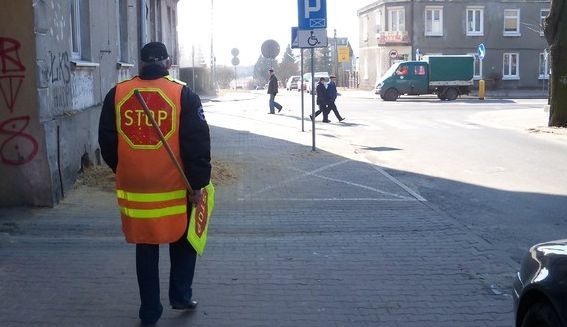 Pijany „stopek” przeprowadzał dzieci przez jezdnię