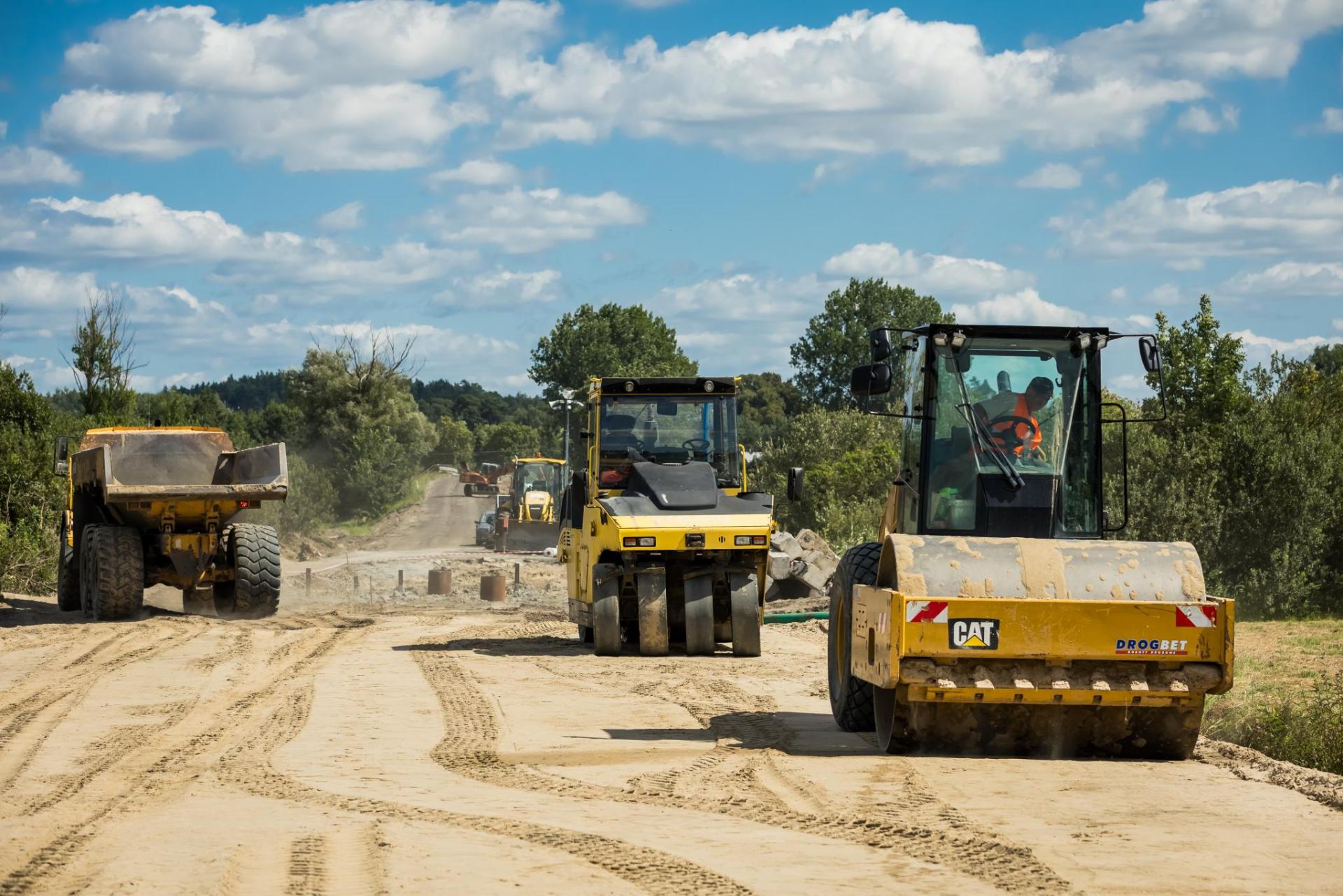 Modernizacja dróg wojewódzkich: prace w pełnym ruchu