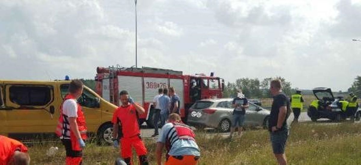 Suzuki uderzyło w opla, którym jechało… sześciu policjantów