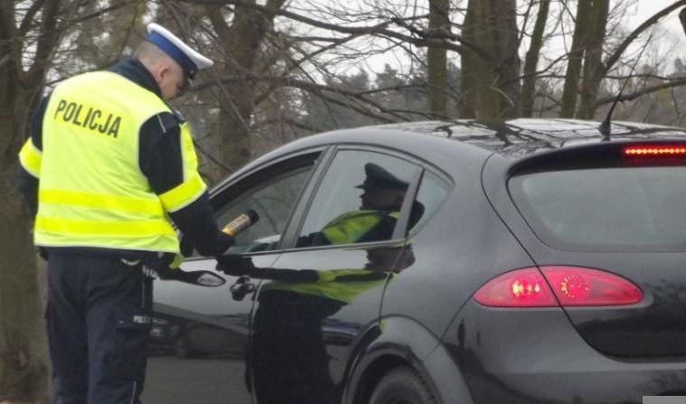 Tatuś bez wyobraźni. Po kielichu, za kierownicą i z dzieckiem. A dubeltówka…