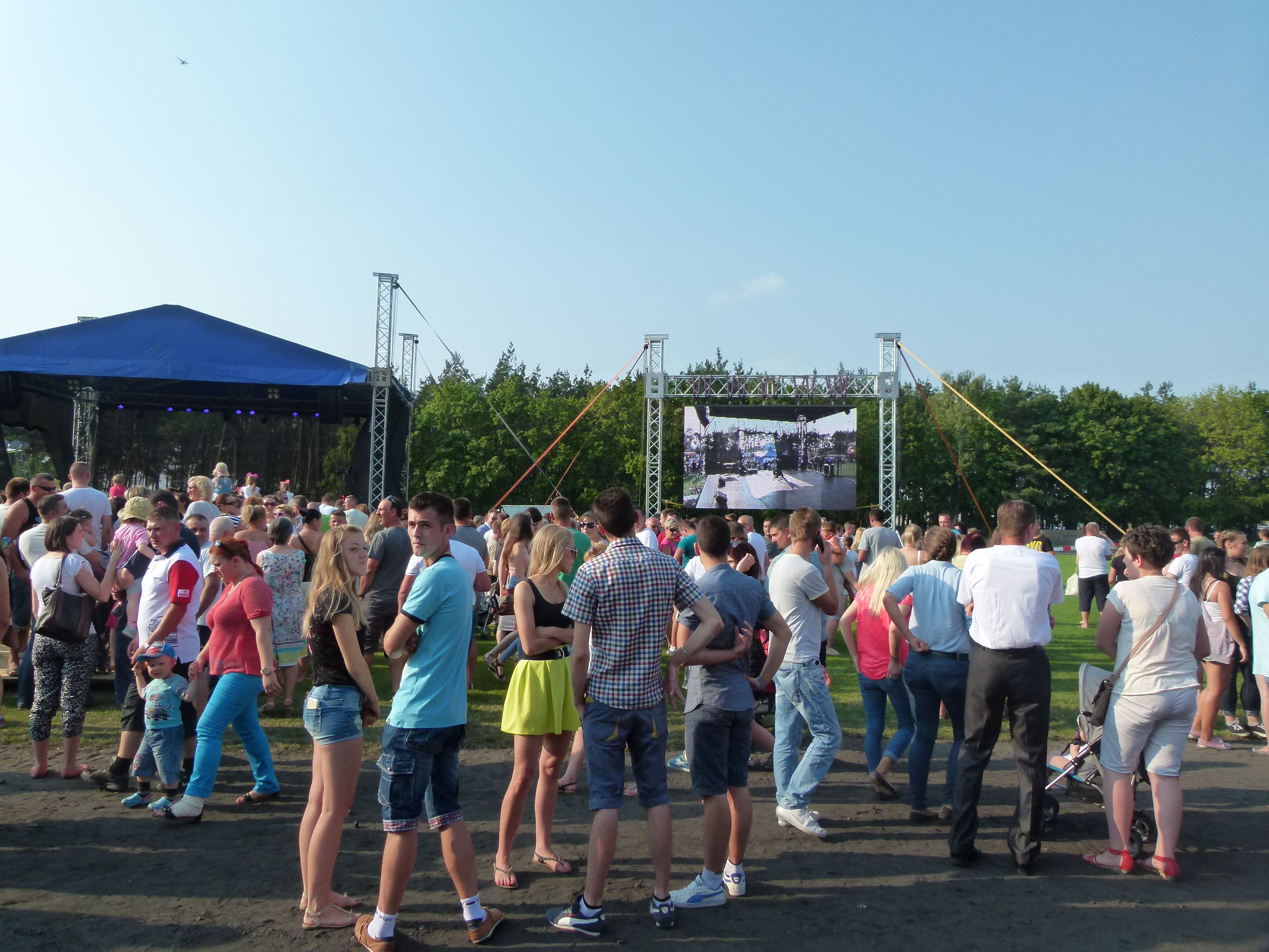 Tłumy w Izbicy Kujawskiej. Z gwiazdą disco-polo świętowano awans piłkarzy! – wideo i zdjęcia