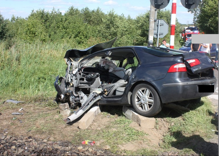 Uderzył w pociąg „renówką”. Pasażerowie czekali kilka godzin!