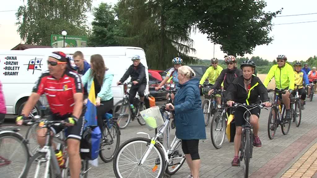 Zielona kolejka i tłum na rowerach