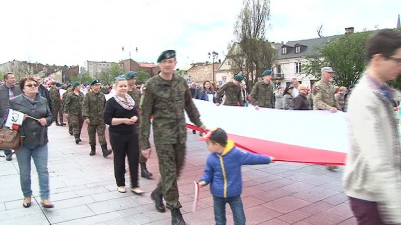 Wielka polska flaga na obchodach 2 maja!