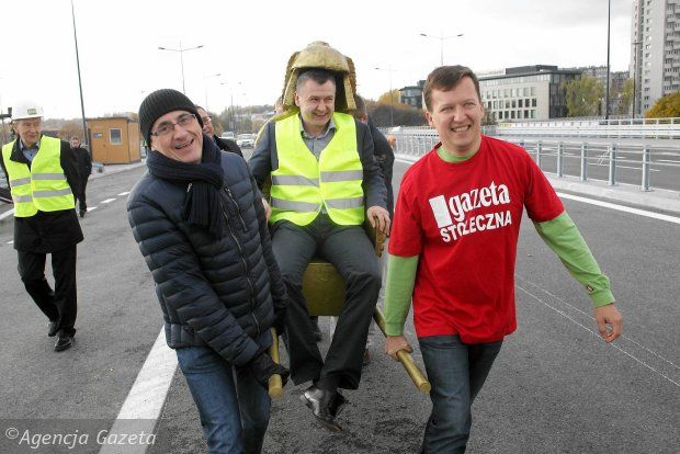 Włocławianin przeniesiony w lektyce przez most Łazienkowski