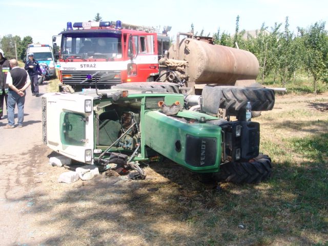 Wywrócił ciągnik z beczką i  dostał za to mandat