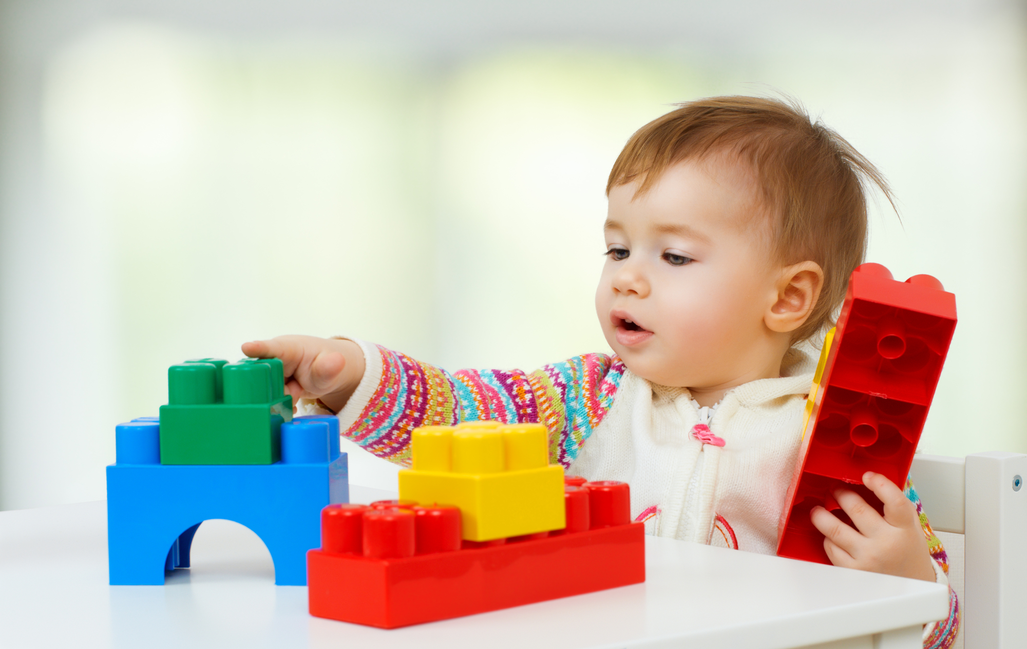 Jakie akcesoria i zabawki są najlepszym prezentem dla niemowlaka?