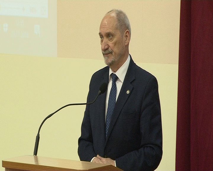 ZSA otrzymał sztandar. Macierewicz: „Obejmuję tę szkołę osobistą opieką”